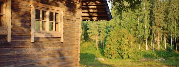 창문이 통나무집 자작나무 배경에 있습니다 목가적 에스토니아 세토모아 — 스톡 사진