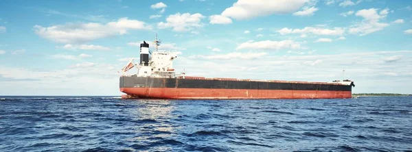 Baltık Denizi 'nden Letonya' nın Riga limanına giden büyük bir gemi gemisi. Yattan bir manzara. Genel kargo. Küresel iletişim, lojistik, endüstri, nakliye