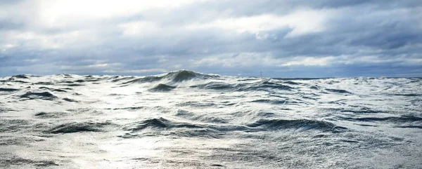 Fırtınadan Sonra Kara Bulutların Altında Kuzey Denizi Yelkenli Teknenin Manzarası — Stok fotoğraf