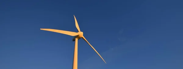 风力涡轮机在蓝天的映衬下 德国的概念形象 制图资源 替代能源和生产 环境保护 — 图库照片