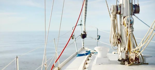 Kapal Pesiar Putih Berlayar Air Yang Tenang Pada Hari Musim — Stok Foto