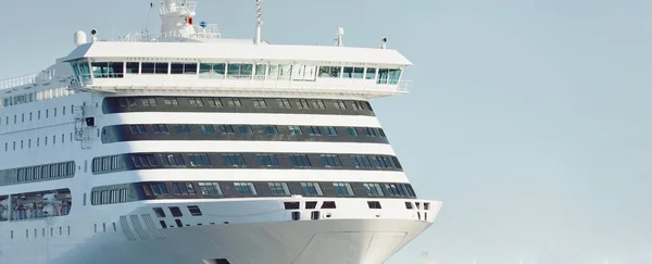Duży Biały Statek Wycieczkowy Opuszcza Port Pasażerski Rydze Słoneczny Letni — Zdjęcie stockowe