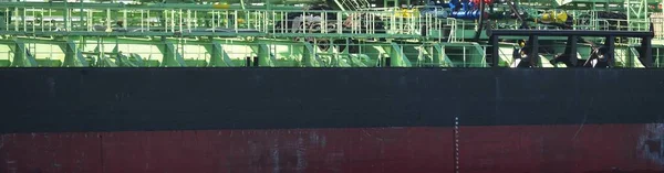 Μεγάλο Μαύρο Δεξαμενόπλοιο Φορτηγό Πλοίο Καταφθάνει Στο Λιμάνι Κοντινό Πλάνο — Φωτογραφία Αρχείου