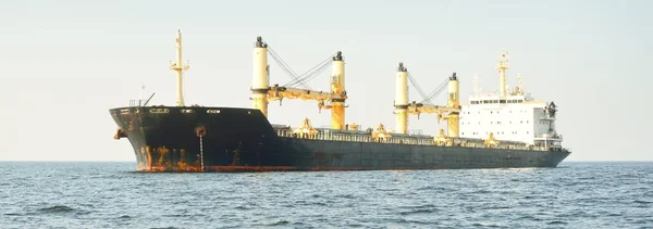 Duży Czarny Statek Towarowy Zakotwiczony Cieśninie Gibraltarskiej Widok Jachtu Lato — Zdjęcie stockowe