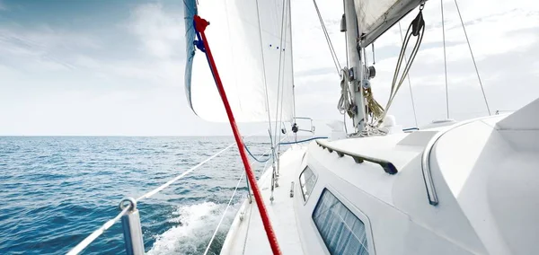 在阳光明媚的夏日 白色游艇航行 从甲板到船头 桅杆和船帆的近景 浪花和水花四溅 晴朗的蓝天 芬兰湾 — 图库照片