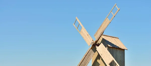 Vecchio Mulino Vento Legno Contro Cielo Azzurro Una Limpida Giornata — Foto Stock