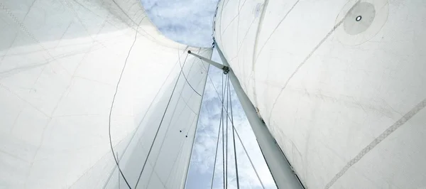 White Sloop Rigged Yacht Sails Clear Blue Sky Cirrus Clouds — Stock Photo, Image