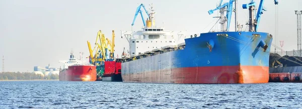 石炭ターミナルで大規模なばら積み貨物船 貨物船 クローズアップ 背景にはポートクレーン ラトビアのリガにあるクリブ島 貨物輸送 燃料および発電 環境被害 — ストック写真