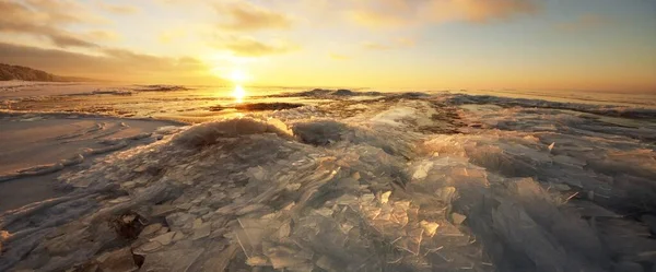 Panoramatický Výhled Zasněžený Břeh Zamrzlého Jezera Saima Při Západu Slunce — Stock fotografie