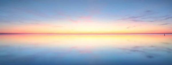 Панорама Замерзлого Озера Заході Сонця Вражаючий Рожевий Хмарний Пейзаж Симетрія — стокове фото