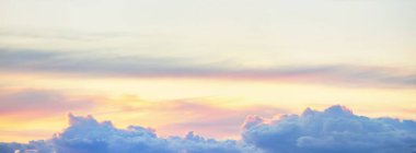Açık mavi gökyüzü. Pembe ve altın rengi sirrus ve kümülüs bulutları fırtına üstüne, yumuşak güneş ışığı. Dramatik gün batımı bulutları. Meteoroloji, cennet, barış, grafik kaynakları, pitoresk panoramik manzara