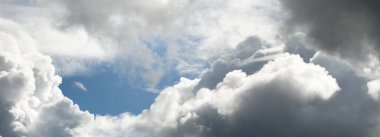 Süslü bulutlar. Dramatik bir gökyüzü. Destansı fırtına bulutları. Yumuşak güneş ışığı. Panoramik görüntü, doku, arkaplan, grafik kaynakları, tasarım, kopyalama alanı. Meteoroloji, cennet, umut, barış kavramı