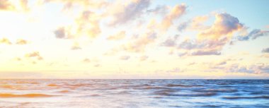 Gök gürültülü bir fırtınadan sonra denizin üstünde destansı pembe gün batımı bulutları. Dramatik bir gökyüzü. Dalgalar ve su dokuya sıçrar. Idyllic deniz manzarası. Kavramsal görüntü, uzun pozlama. Resim gibi bir manzara.