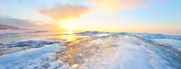日没時の凍結したサイマ湖の雪に覆われた海岸のパノラマビュー 氷の断片を閉じる カラフルな雲の風景 水の対称性の反射 フィンランド — ストック写真