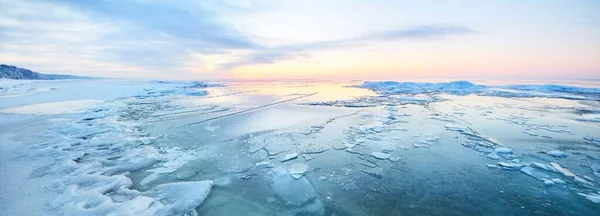 日没時の凍結したサイマ湖の雪に覆われた海岸のパノラマビュー 氷の断片を閉じる カラフルな雲の風景 水の対称性の反射 フィンランド — ストック写真