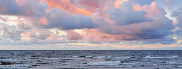 日落时分的雷雨过后 波罗的海海岸上空晴朗的天空闪烁着五彩斑斓的粉色积云 戏剧化的云雾 温暖的金色阳光 风景如画 变化无常的天气 — 图库照片