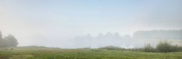 碧绿的森林和田野在日出时的大雾中 风景如画 清澈的晨光早秋 生态旅游 — 图库照片