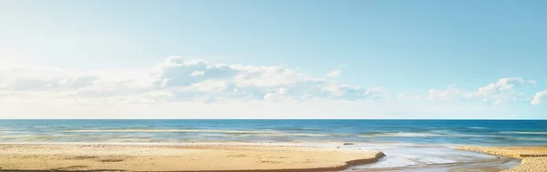 Чистое Голубое Небо Над Песчаным Побережьем Балтийского Моря После Грозы — стоковое фото