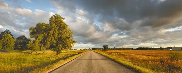 Strada Campagna Attraverso Campo Agricolo Foresta Tramonto Cielo Drammatico Dopo — Foto Stock