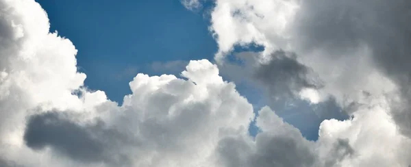 観賞用の雲 劇的な空だ 壮大な嵐の雲の風景 太陽の光だ パノラマ画像 テクスチャ グラフィックリソース デザイン コピースペース 平和の概念 — ストック写真