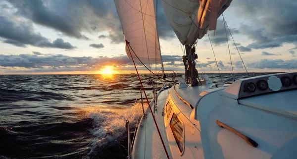 Yate Navegando Mar Abierto Atardecer Vista Cerca Cubierta Mástil Velas — Foto de Stock