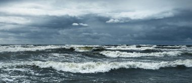Fırtına sonrası karanlık dramatik bulutların altında Baltık Denizi. - Letonya. Destansı deniz manzarası. Kasırga, fırtına, sert hava, meteoroloji, ekoloji, iklim değişikliği, doğal olaylar