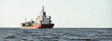 Geniş bir tanker (kargo gemisi) açık bir Baltık denizinde yüzüyor, yakın mesafede. Riga Körfezi, Letonya. Yük taşımacılığı, küresel iletişim, lojistik, çevresel hasar teması