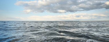 Gün batımında Baltık Denizi. Fırtınadan sonra dramatik mavi gökyüzü, süslemeli kümülüs bulutları. Destansı bulut manzarası. Doğa, çevre, ekoloji, meteoroloji, kasırga, kararsız hava