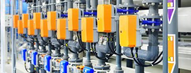 Ozmoz endüstriyel su arıtma istasyonunu tersine çevirin. Boruların görsel ritmi