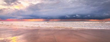 Gün batımında Fransa 'nın Dover Boğazı' ndan (Cap Blanc Nez, Pas de Calais) panoramik manzara. Resimli panoramik manzara. Destansı bulut manzarası. Seyahat yerleri, turizm, doğa