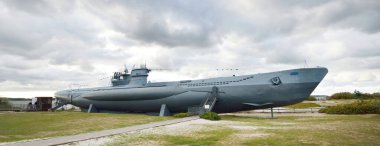 Alman denizaltısı U-995. Dramatik gökyüzü, fırtına bulutları. Müze gemisi, Laboe Donanma Anıtı. Almanya. Panoramik manzara. Seyahat yerleri, işaretler, gezi yerleri, tarih, geçmiş, savaş, 2. Dünya Savaşı, deniz gemisi