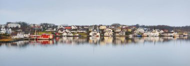 Yat marinasının panoramik hava manzarası, fayanslı çatıları olan modern geleneksel evler, sahte kırmızı boya. Stavanger, Rogaland bölgesi, Norveç. Mimarlık, seyahat merkezleri, turizm, yelkencilik, seyahat