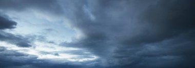 Kara süs bulutları. Dramatik bir gökyüzü. Destansı fırtına bulutları. Panoramik görüntü, doku, arkaplan, grafik kaynakları, tasarım, kopyalama alanı. Meteoroloji, hava durumu, fırtına. Kasırga kavramları