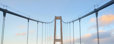 Gün batımında yol köprüsü. Avrupa rotası E20. Dramatik bir gökyüzü. Arabadan bak. Şehir manzarası kavramı. Seyahat yerleri, yolculuk, lojistik, ulaşım, mühendislik. İskandinavya, Avrupa