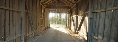 Terk edilmiş eski bir ahşap kulübe, yakın plan. Tarım, tarım endüstrisi, geleneksel mimari, ABD, Vahşi Batı, tarih, altın madeni, batı, zombi, korku ve diğer grafik kaynakları kavramları