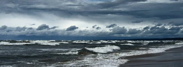 Mar Báltico Sob Nuvens Dramáticas Escuras Após Trovoada Letónia Uma — Fotografia de Stock