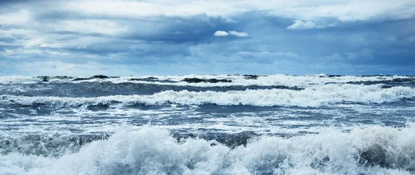 Mar Baltico Sotto Drammatiche Nuvole Tramonto Dopo Temporale Onde Primo — Foto Stock
