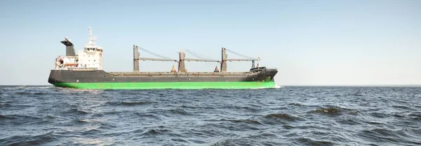バルト海の大型ばら積み貨物船 貨物クレーン船 がラトビアのリガ港まで航行する ヨットからの眺め グローバル通信 貨物輸送 — ストック写真
