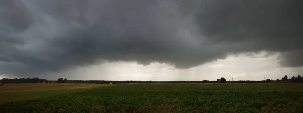 下雨天后的乡村农田 戏剧化的天空 史诗般的云彩 变化无常的天气 拉脱维亚 气象学 生态学 气候变化 自然现象 — 图库照片