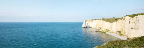 日落时埃特拉特白崖的风景如画的全景鸟瞰 戏剧化的天空 蔚蓝的水 在法国诺曼底的暑假 旅游目的地 国家地标 — 图库照片