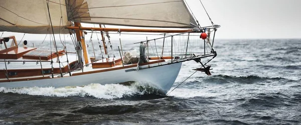 古い高価なヴィンテージの2人乗りの帆船 ヨール が近くにあり 嵐の中オープン海を航海しています スポーツ クルーズ レクリエーション 航海船 パノラマビュー — ストック写真