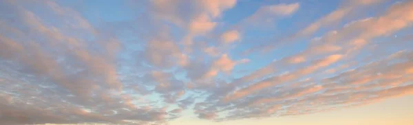 Cielo Azul Claro Con Brillantes Nubes Rosas Doradas Después Tormenta — Foto de Stock