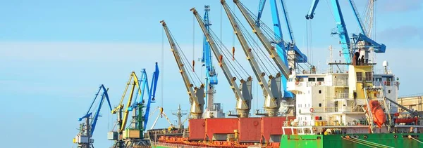 港の桟橋にクレーンを搭載した大きな緑の貨物船 ラトビアのリガ 貨物輸送 グローバル通信のテーマ — ストック写真