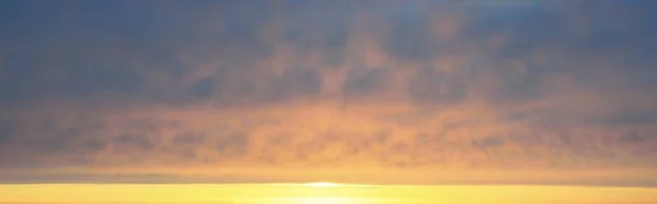 Cielo Azul Claro Con Brillantes Nubes Rosas Doradas Después Tormenta —  Fotos de Stock