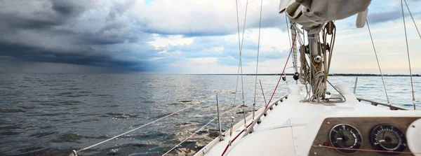 Weiße Jacht Die Bei Sonnenuntergang Auf Offener See Segelt Nahsicht — Stockfoto