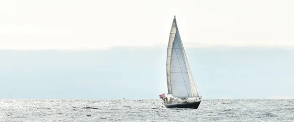 在一个晴朗的日子里 蓝色的小船在波罗的海的一个开阔海域航行 特写镜头 拉脱维亚里加湾 休闲活动概念 — 图库照片