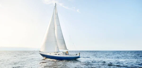 Blue Sloop Rigged Yacht Sailing Open Baltic Sea Clear Day — Stock Photo, Image
