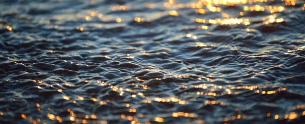 Mořské Pobřeží Při Západu Slunce Zblízka Oblázky Bouřkové Vlny Abstraktní — Stock fotografie