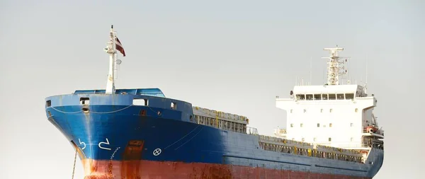 Grande Navio Carga Azul Ancorado Estreito Gibraltar Uma Vista Iate — Fotografia de Stock