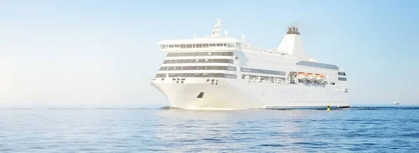 Ein Großes Weißes Kreuzfahrtschiff Verlässt Einem Sonnigen Sommertag Den Passagierhafen — Stockfoto